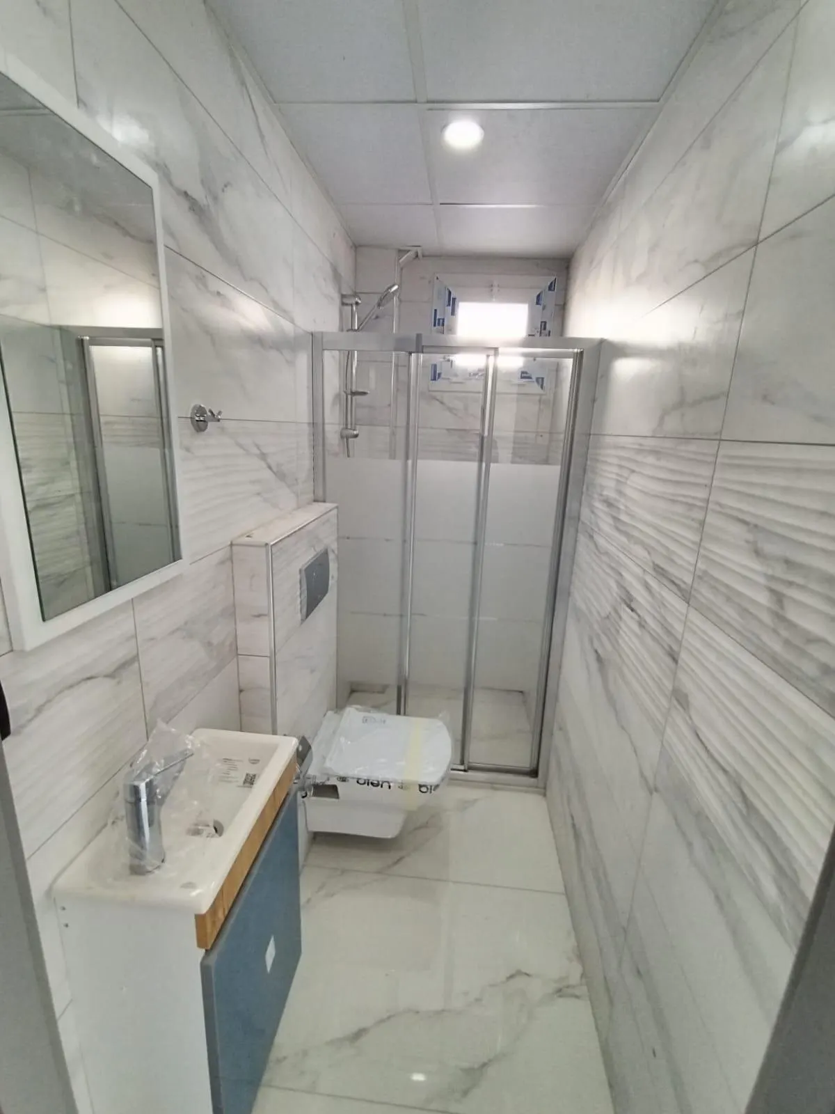 Mavi dolaplı banyo yenileme uygulaması
