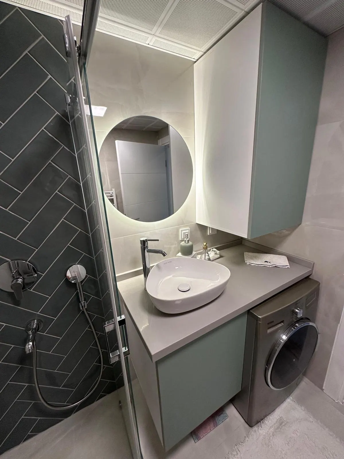 Çamaşır makinesi alanlı banyo dolabı ve ayna uygulaması