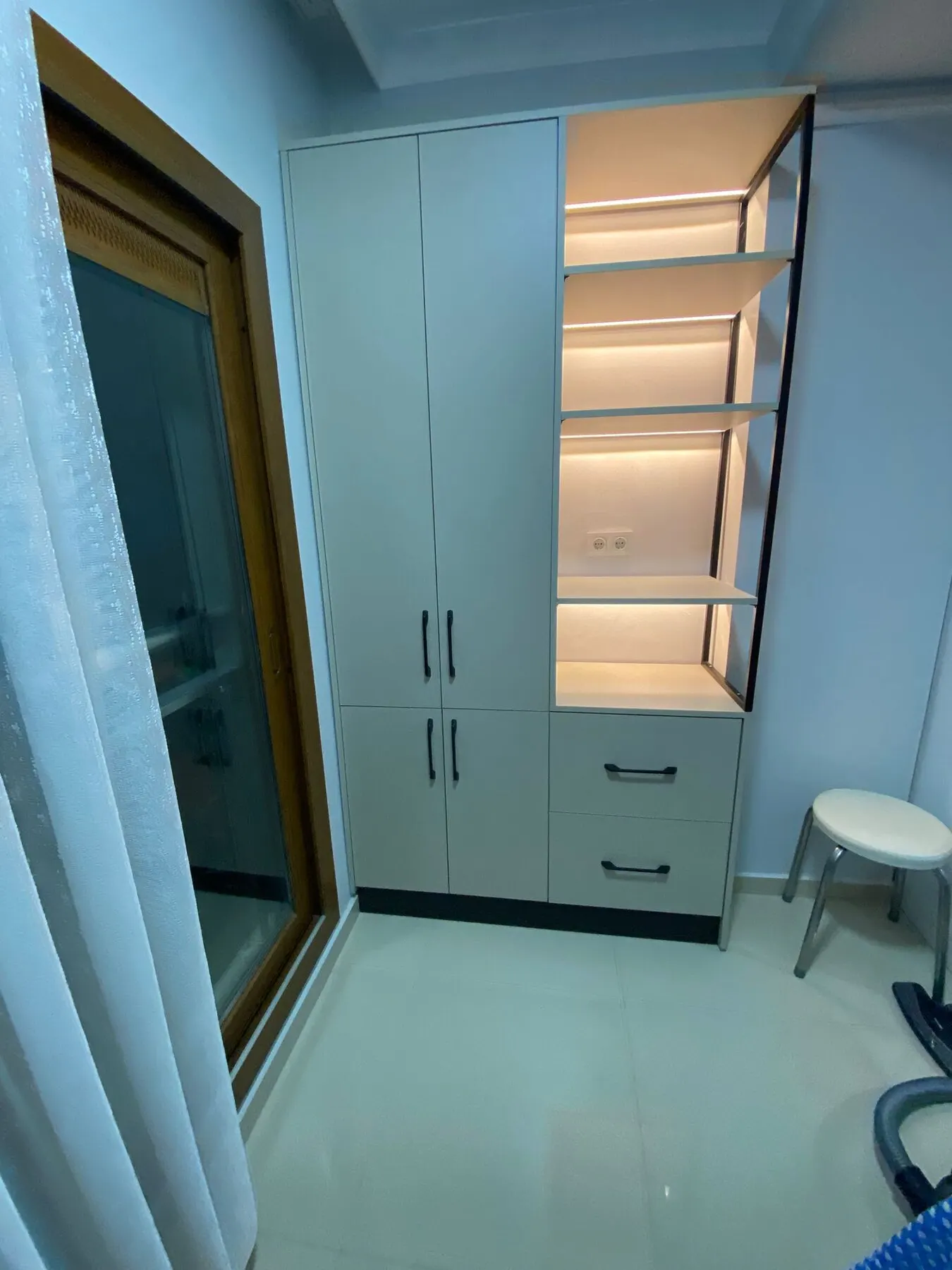 Gömme dolaplı banyo depolama alanı